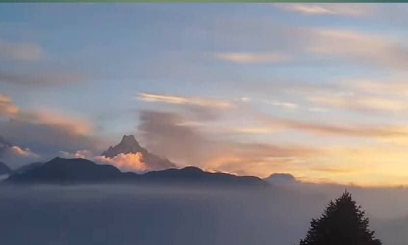 माछापुछ्रे हिमालय में सूर्योदय